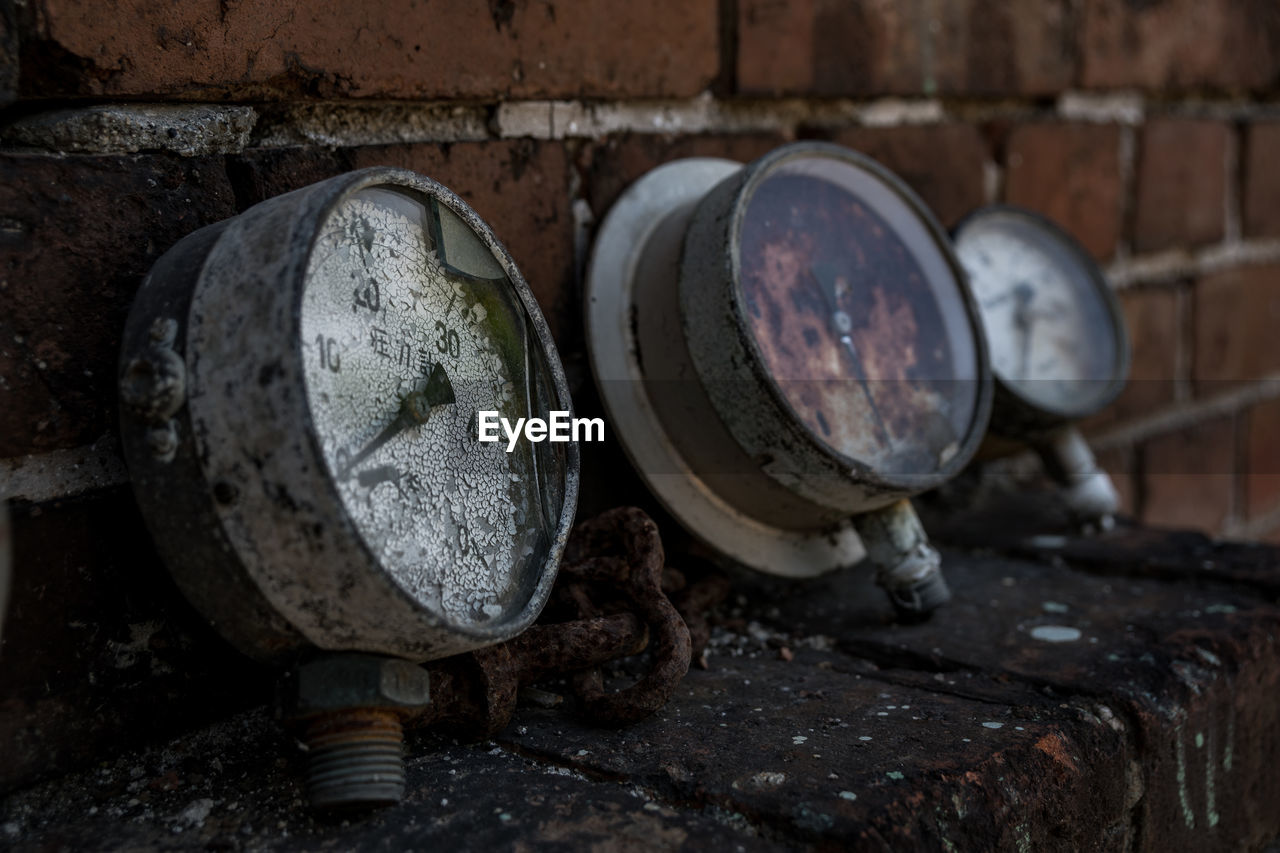 CLOSE-UP OF RUSTY ABANDONED MACHINE