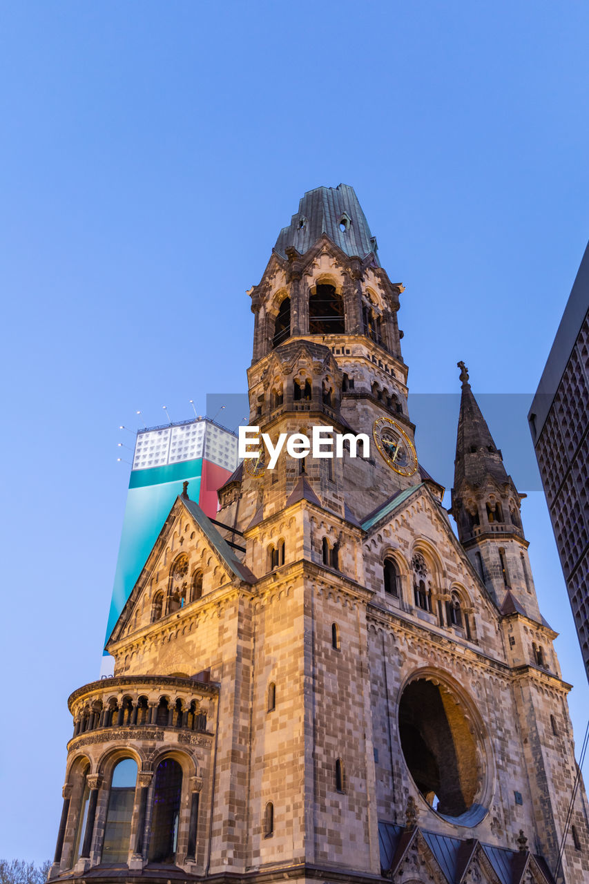 LOW ANGLE VIEW OF HISTORICAL BUILDING AGAINST BLUE SKY