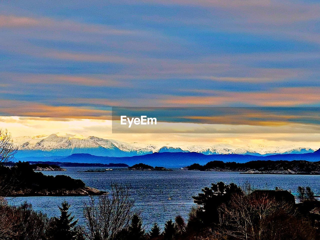 SCENIC VIEW OF LAKE BY MOUNTAINS AGAINST SKY