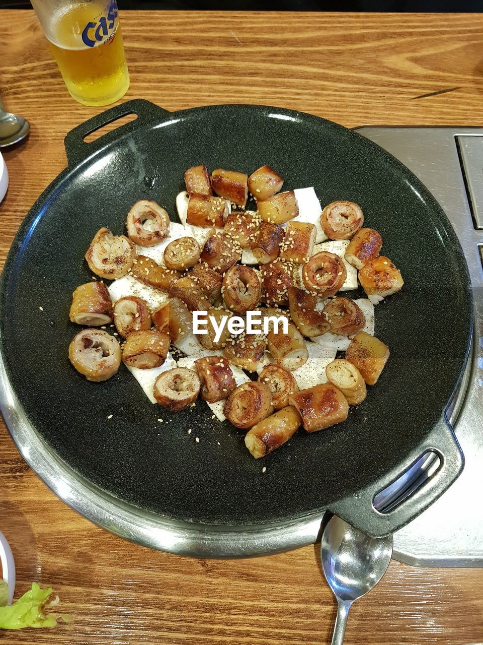 HIGH ANGLE VIEW OF MEAT IN COOKING PAN ON TABLE