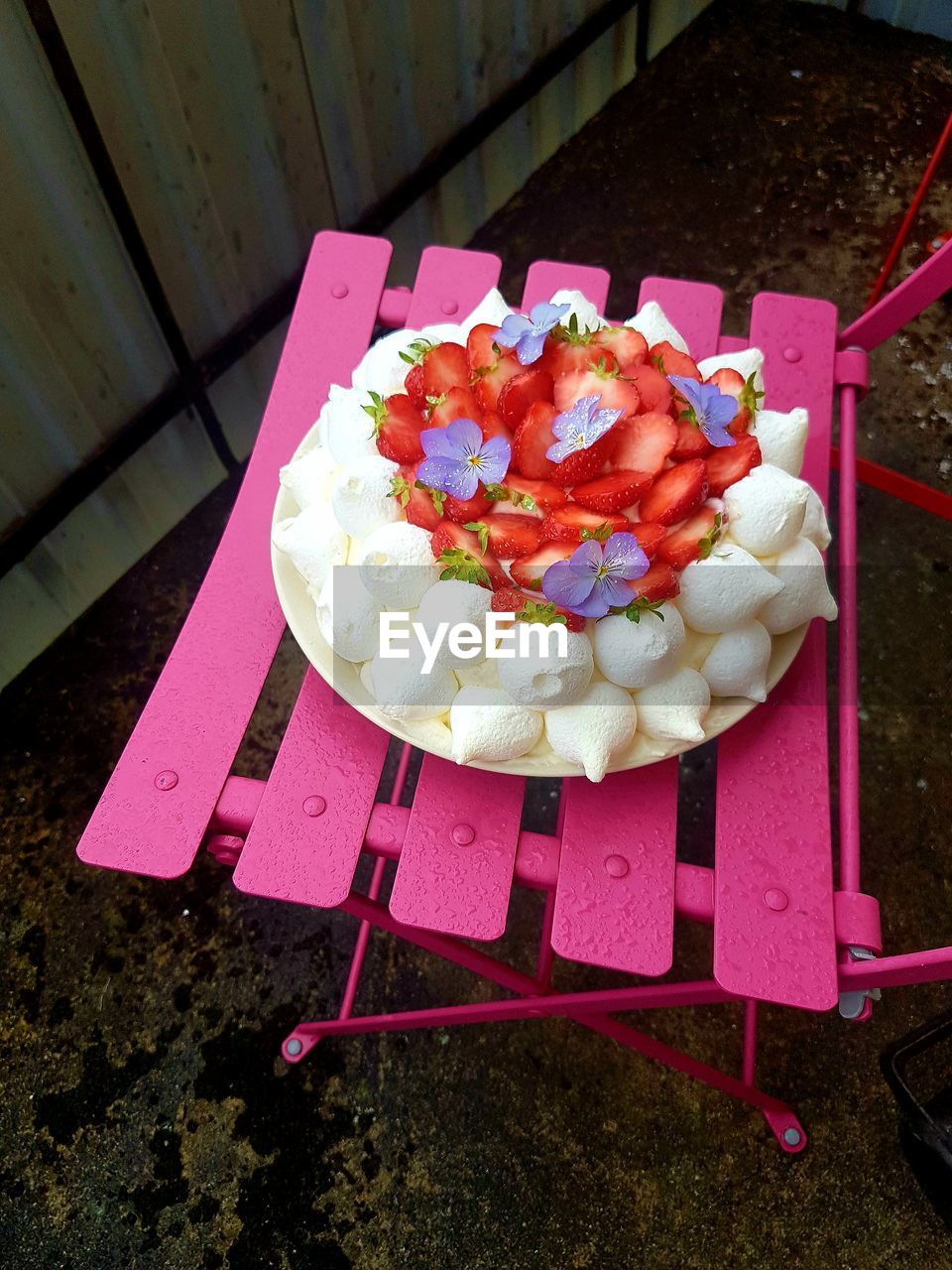 HIGH ANGLE VIEW OF CAKE ON TABLE