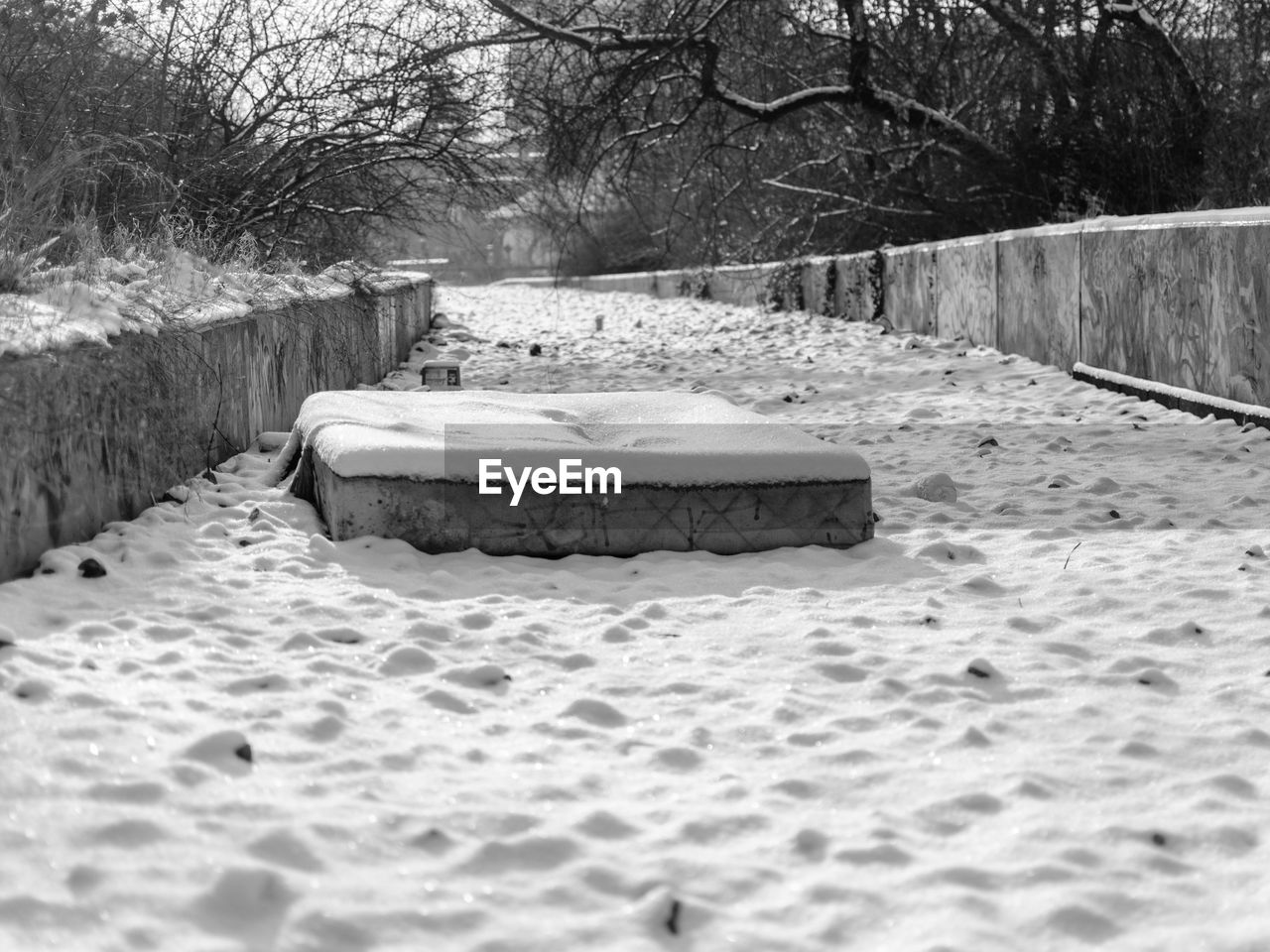 VIEW OF EMPTY BENCH