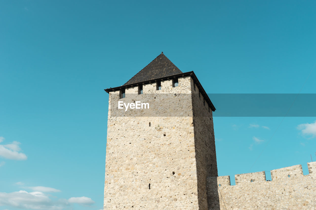 LOW ANGLE VIEW OF HISTORIC BUILDING AGAINST BLUE SKY