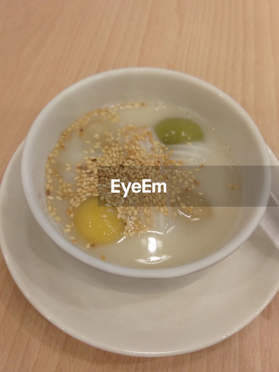 HIGH ANGLE VIEW OF SOUP SERVED IN BOWL