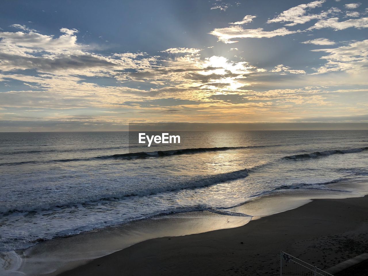 SCENIC VIEW OF SEA AGAINST SKY AT SUNSET