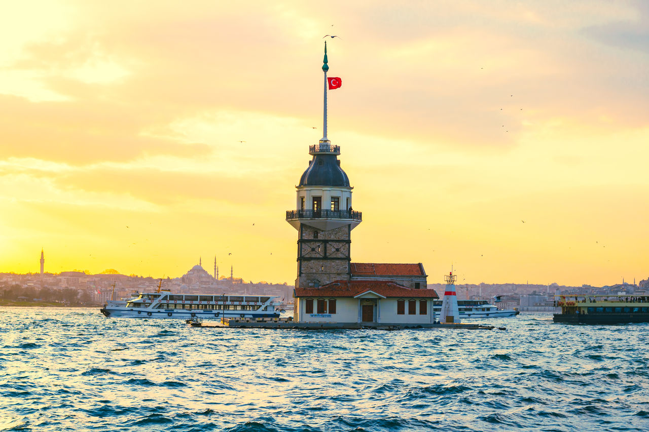 Maiden's tower in istanbul at sunset