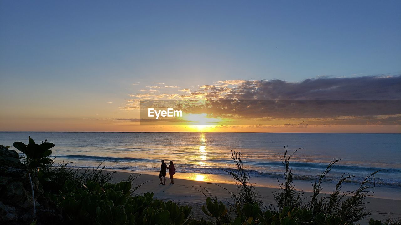 SCENIC VIEW OF SEA AGAINST SKY AT SUNSET