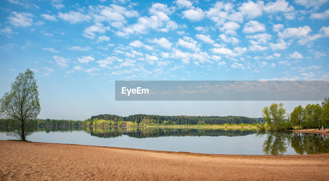 PANORAMIC VIEW OF LAKE AGAINST SKY