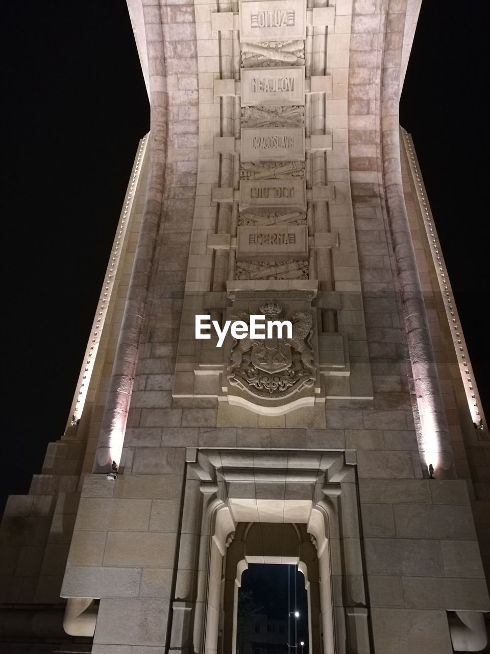 LOW ANGLE VIEW OF HISTORICAL BUILDING AT NIGHT