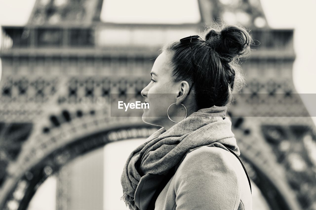 PORTRAIT OF WOMAN LOOKING AT CAMERA OUTDOORS