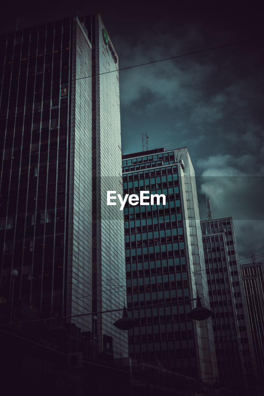 LOW ANGLE VIEW OF MODERN BUILDING AGAINST SKY IN CITY