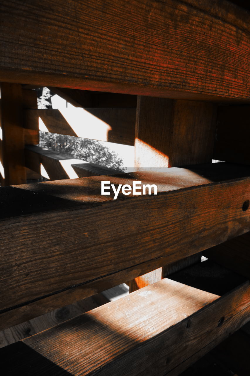 CLOSE-UP OF WOODEN TABLE