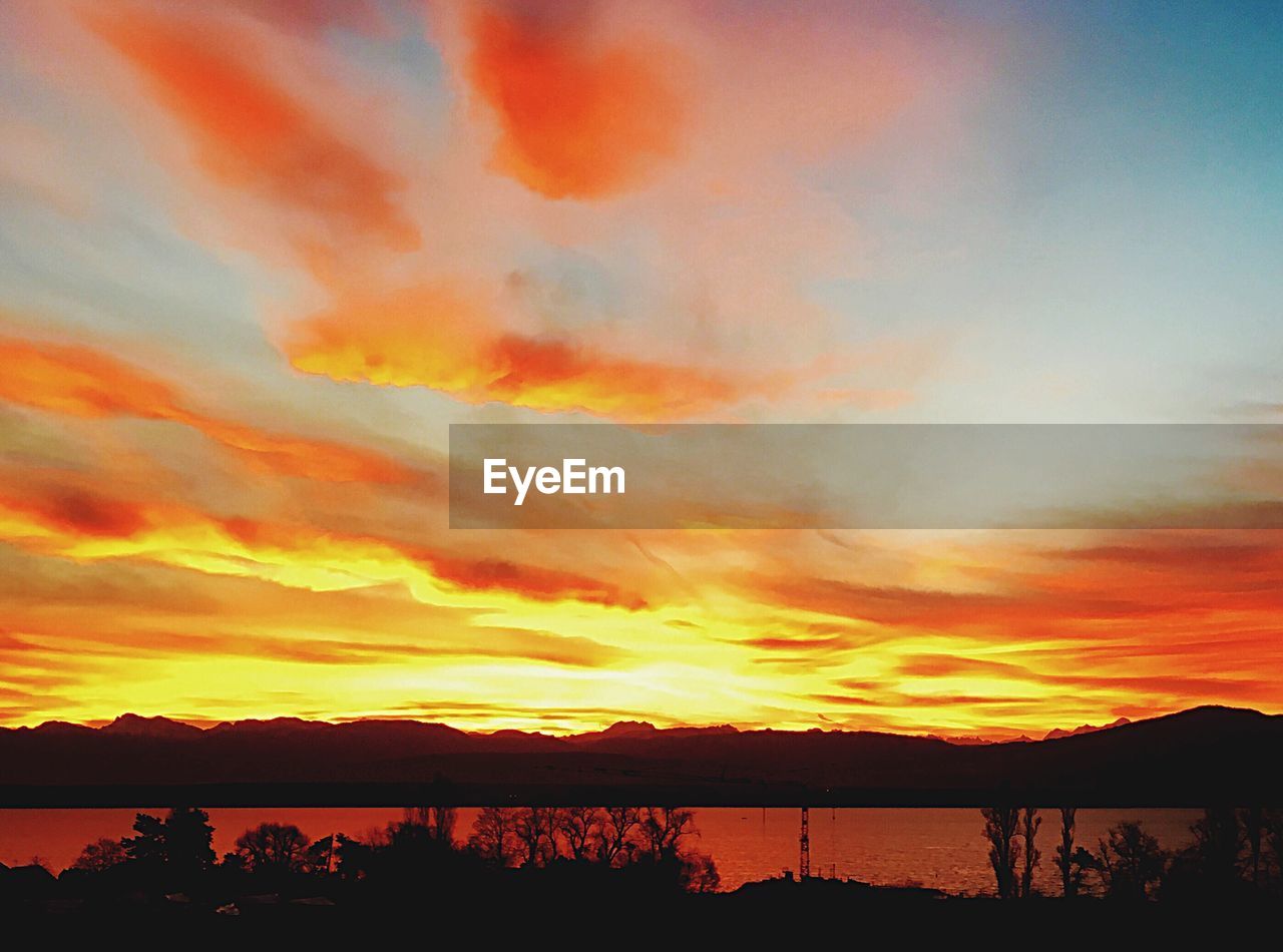 SCENIC VIEW OF DRAMATIC SKY OVER LAKE