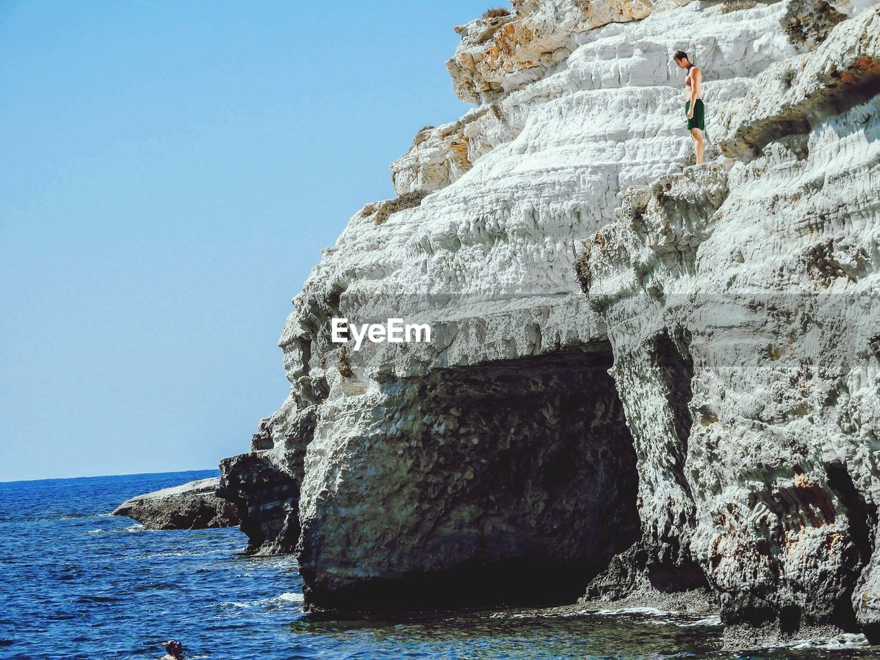 LOW ANGLE VIEW OF ROCK FORMATION BY SEA AGAINST SKY