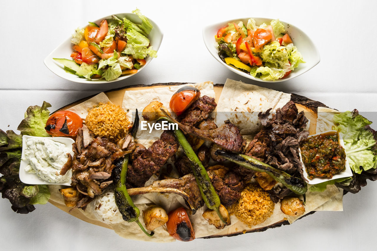 HIGH ANGLE VIEW OF FOOD IN PLATE