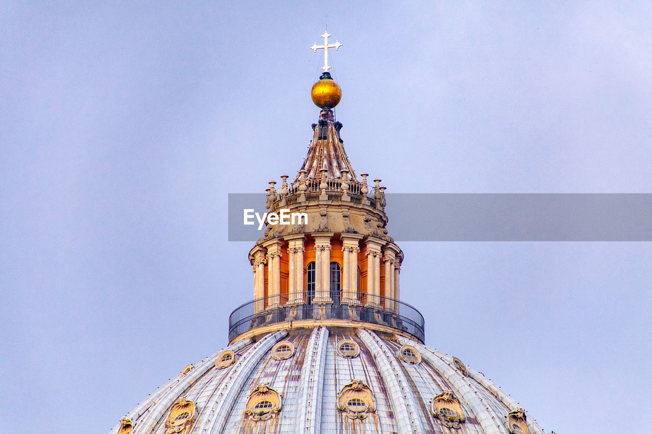 LOW ANGLE VIEW OF BUILDING AGAINST CLEAR SKY