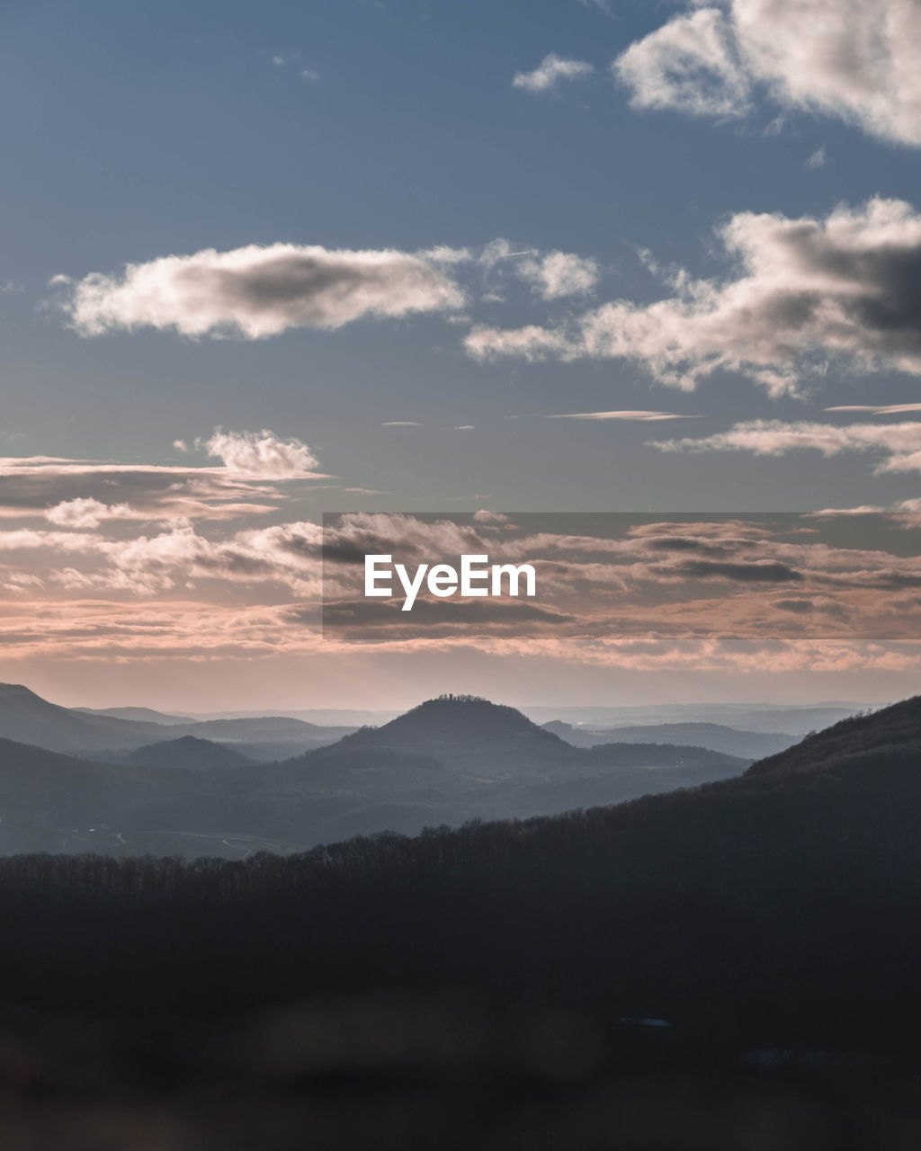 SCENIC VIEW OF SILHOUETTE MOUNTAINS AGAINST SKY