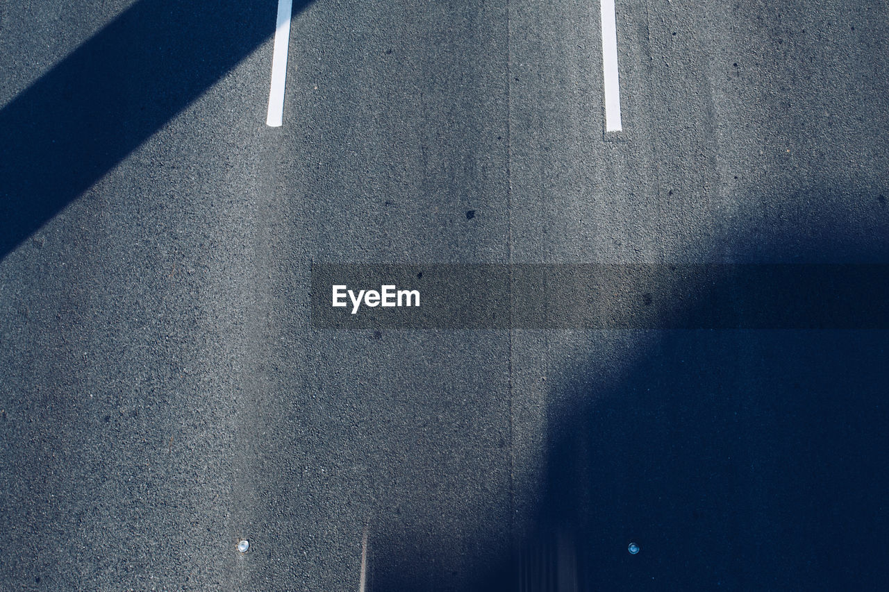 HIGH ANGLE VIEW OF ROAD SIGN ON WALL