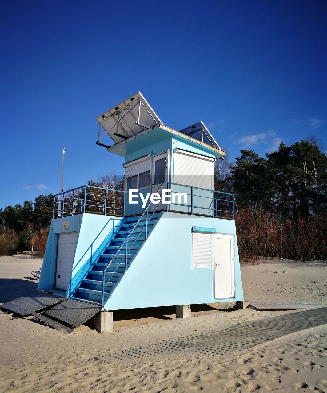 LIFEGUARD HUT ON BEACH AGAINST SKY