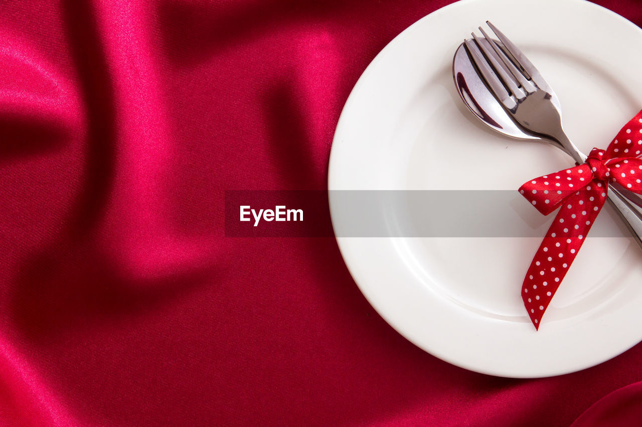 HIGH ANGLE VIEW OF DESSERT IN PLATE