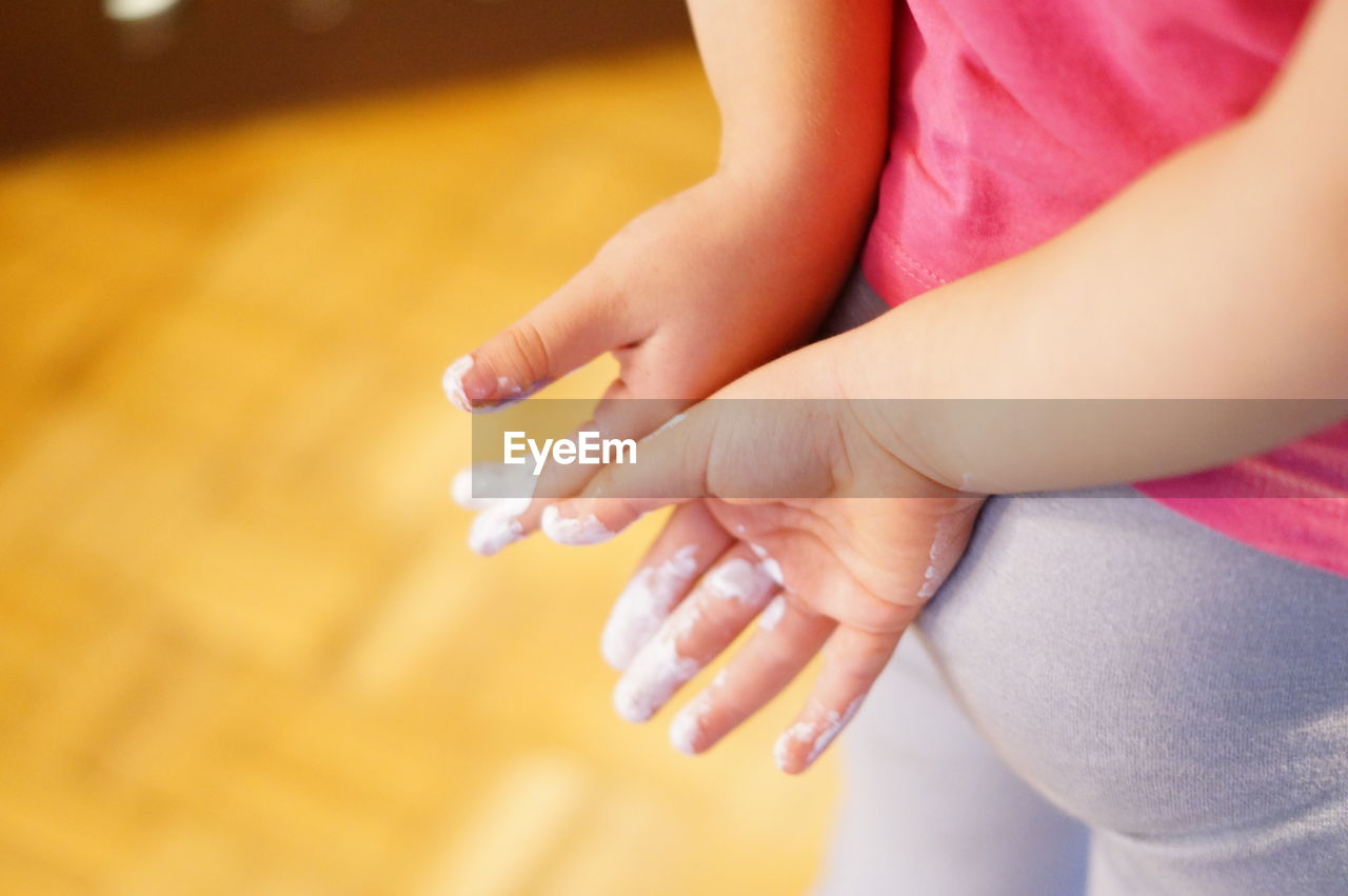 CLOSE-UP OF HANDS HOLDING BABY HAND