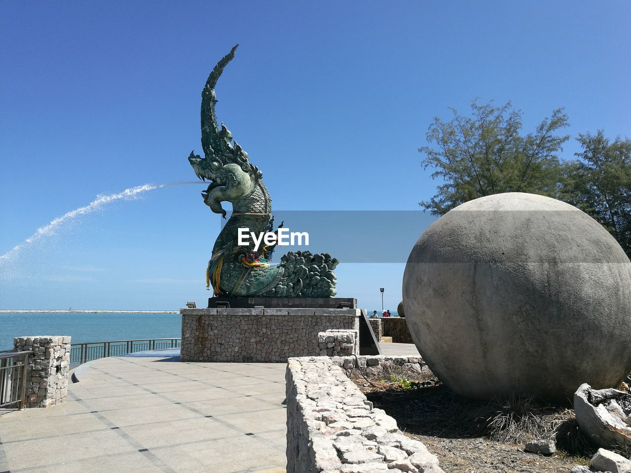 STATUE OF FOUNTAIN IN SEA