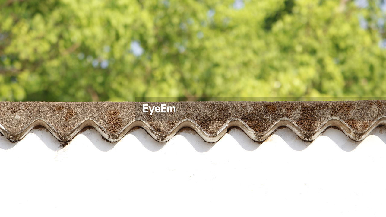 LOW ANGLE VIEW OF ROOF