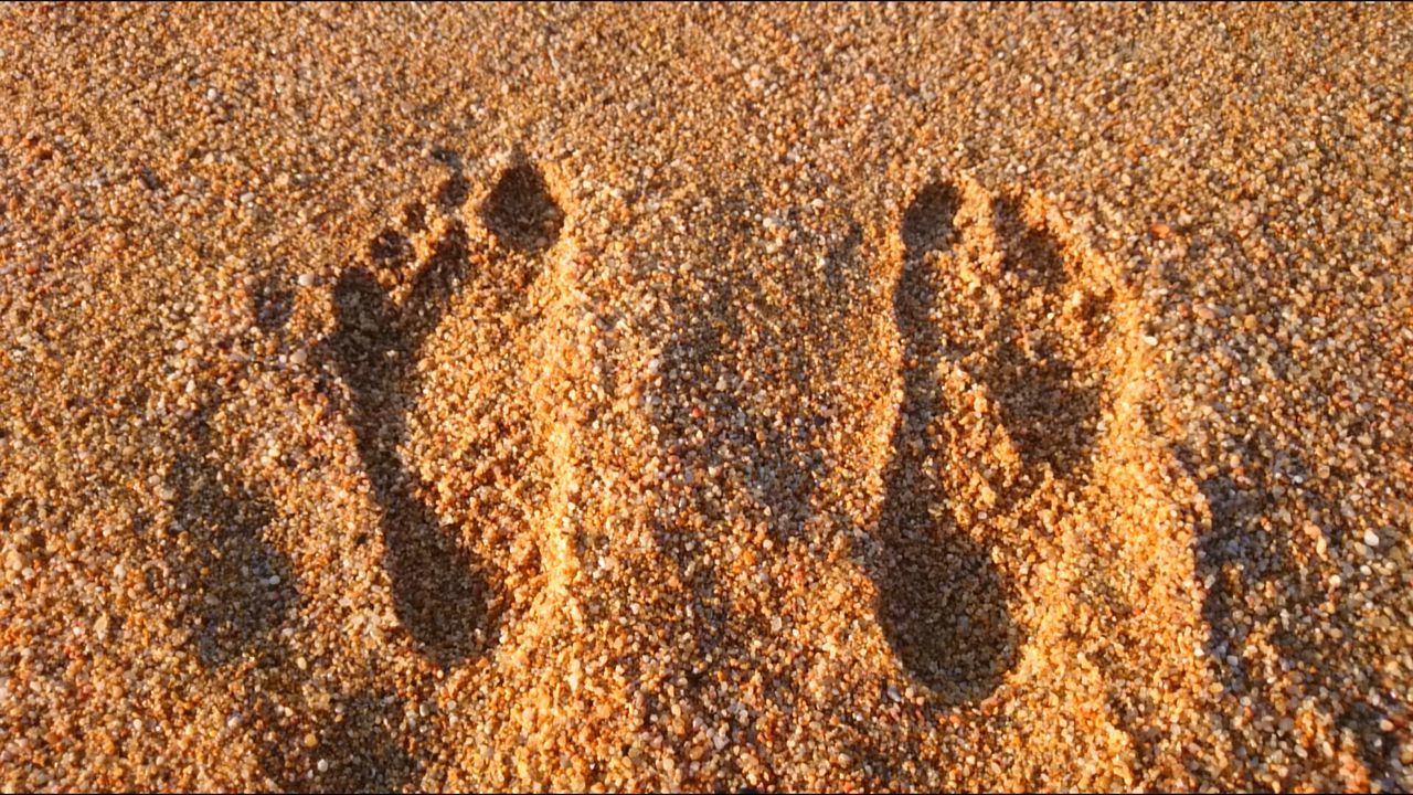 HIGH ANGLE VIEW OF SAND ON BEACH