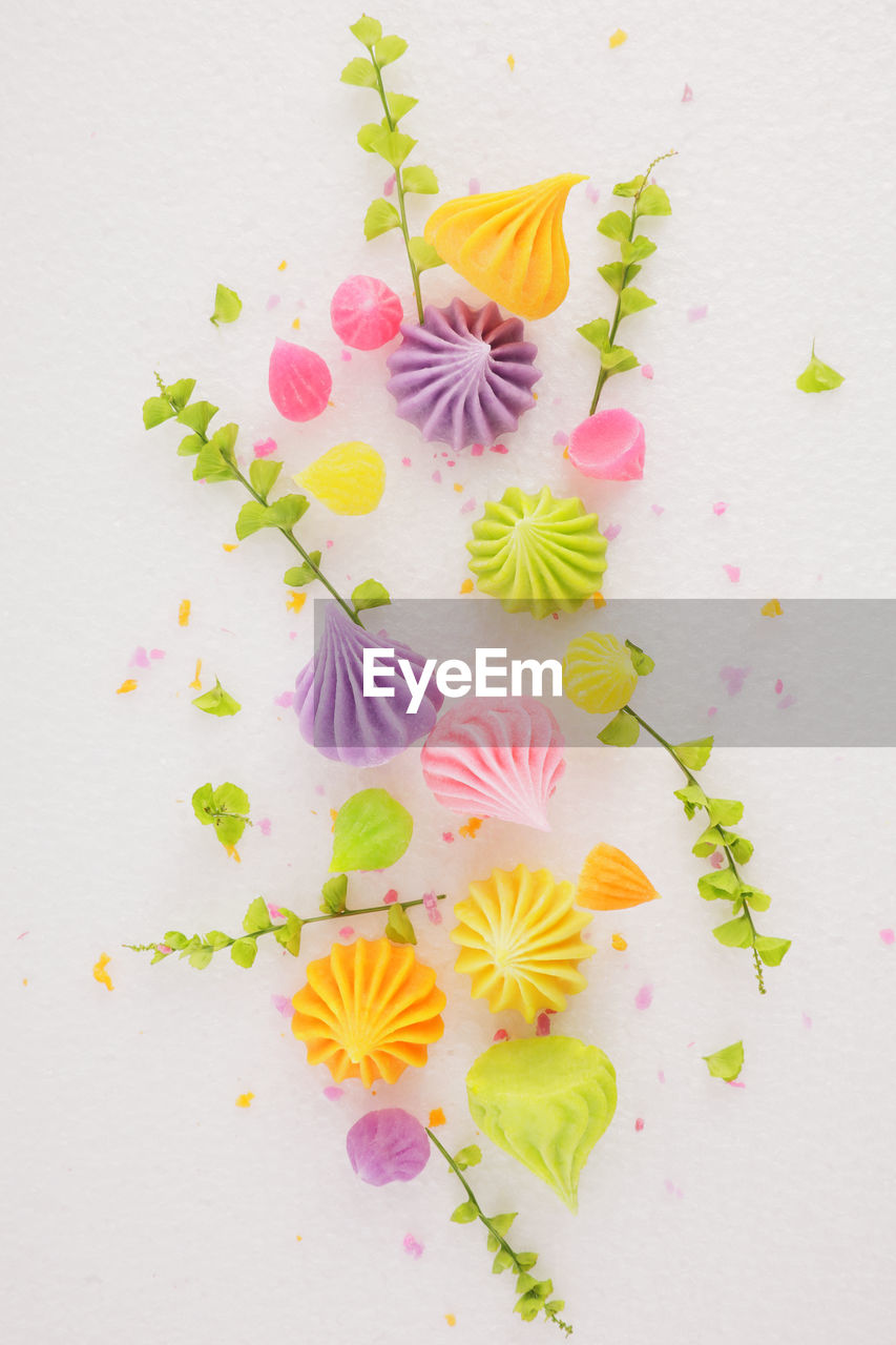 HIGH ANGLE VIEW OF PINK FLOWERS ON WHITE TABLE