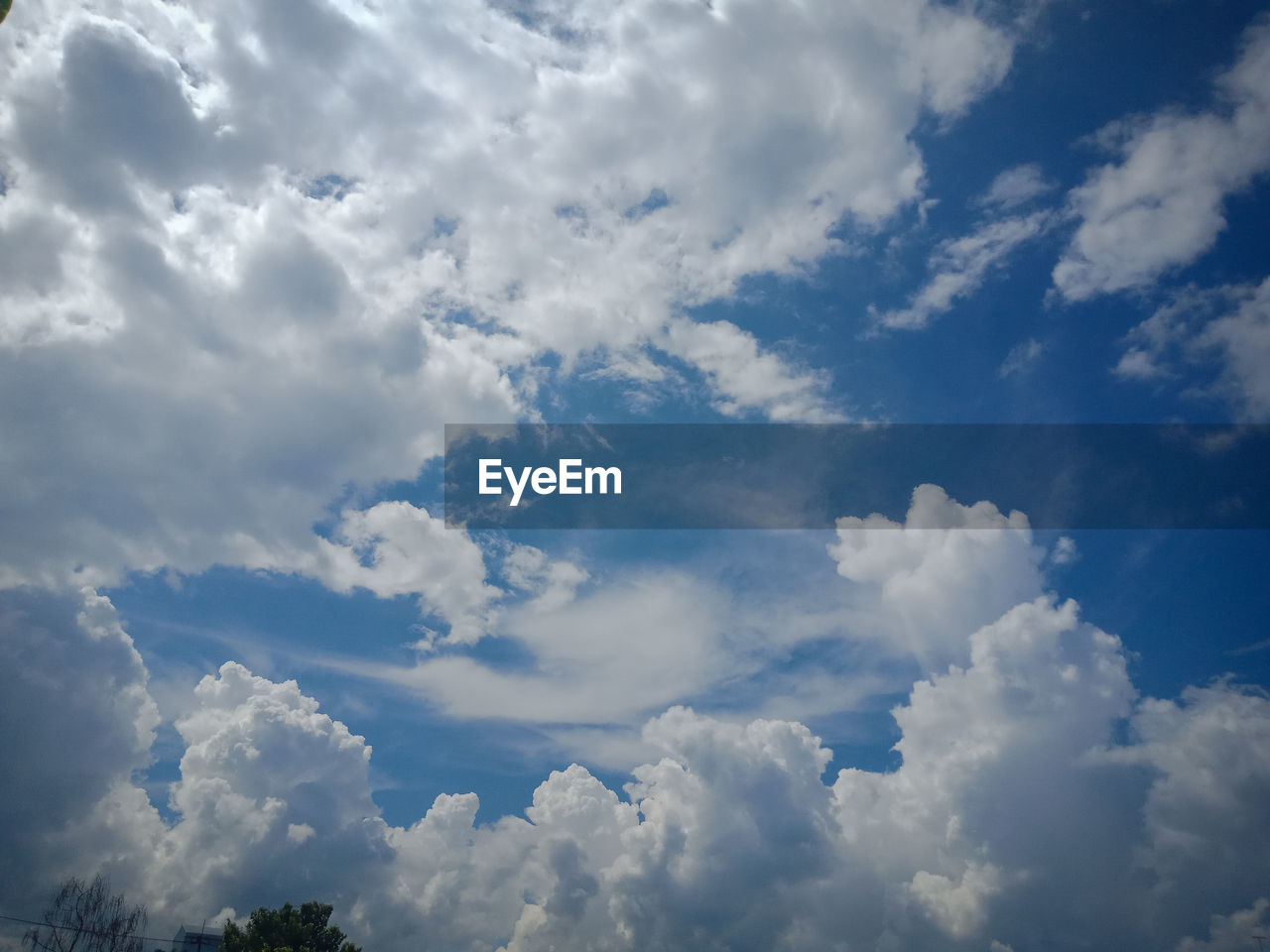 LOW ANGLE VIEW OF CLOUDSCAPE