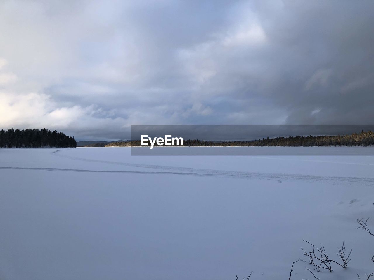 SCENIC VIEW OF LAKE BY SNOW AGAINST SKY