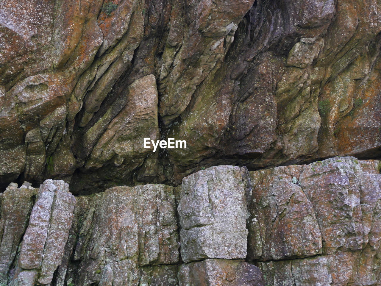 FULL FRAME SHOT OF ROCK ON STONE WALL