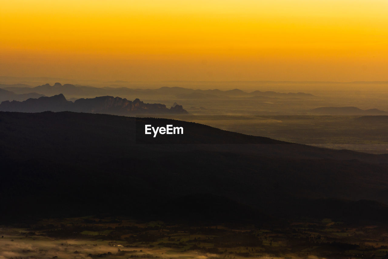 SCENIC VIEW OF SILHOUETTE MOUNTAIN AGAINST SKY DURING SUNSET