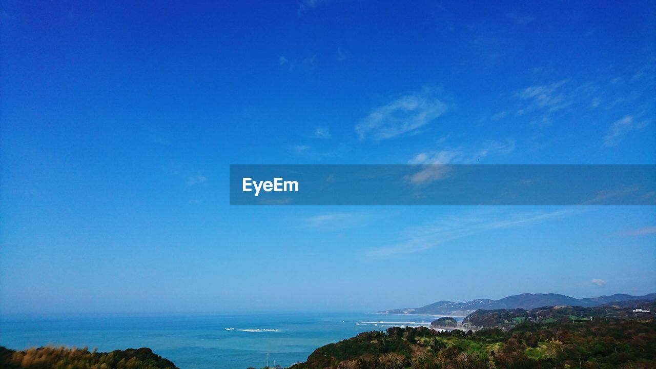 SCENIC VIEW OF SEA AND MOUNTAINS AGAINST SKY