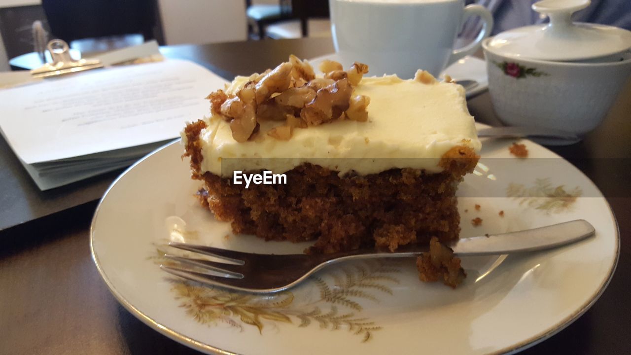 CLOSE-UP OF CAKE SERVED ON PLATE