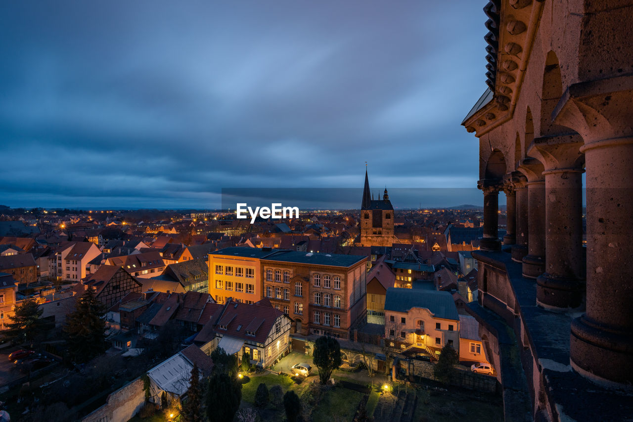 HIGH ANGLE VIEW OF BUILDINGS IN TOWN