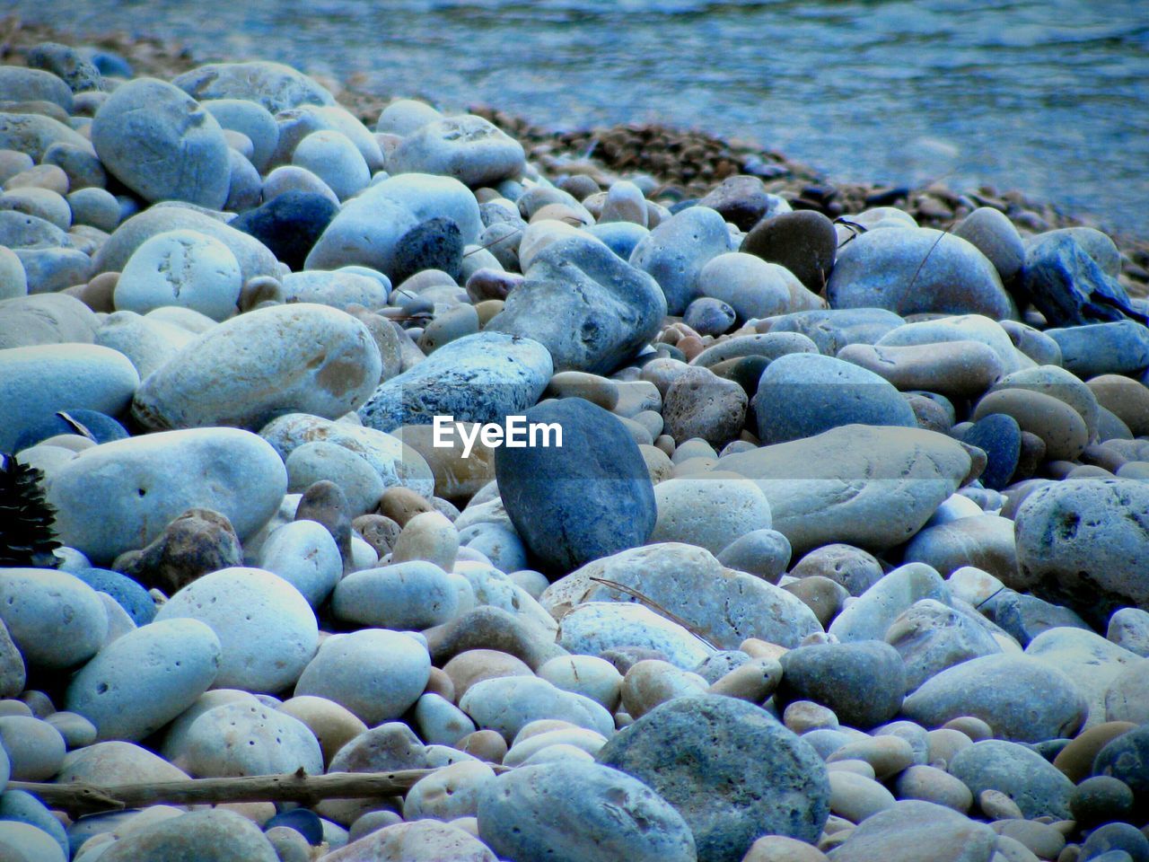 SCENIC VIEW OF PEBBLES