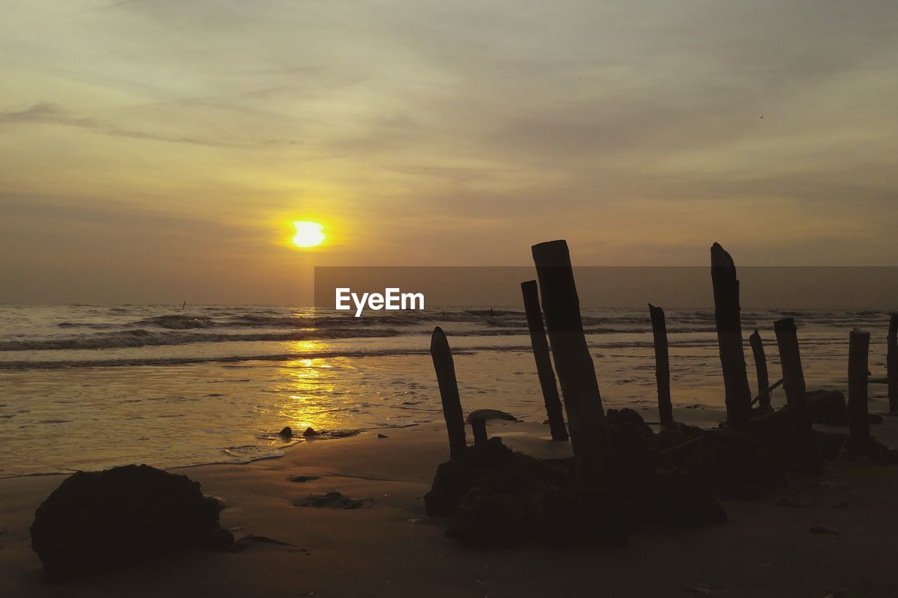 SCENIC VIEW OF BEACH AGAINST SKY DURING SUNSET