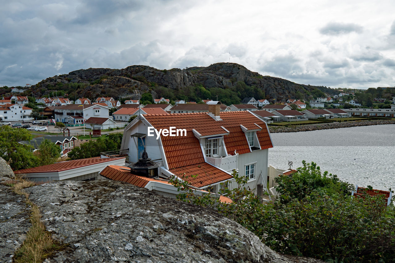 HIGH ANGLE VIEW OF TOWNSCAPE BY SEA