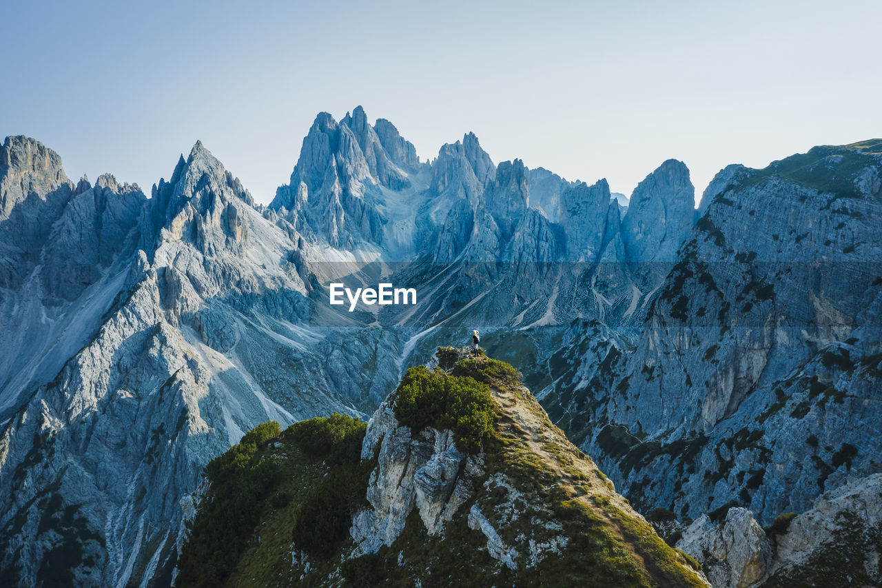 PANORAMIC VIEW OF SNOWCAPPED MOUNTAINS AGAINST SKY