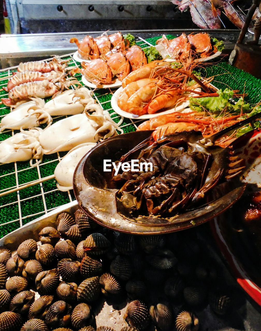 HIGH ANGLE VIEW OF PRAWNS FOR SALE AT MARKET STALL