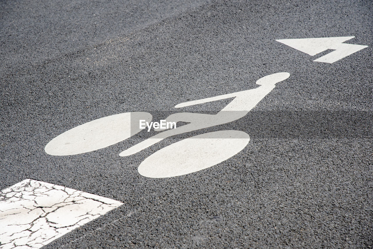 HIGH ANGLE VIEW OF ARROW SIGN ON STREET