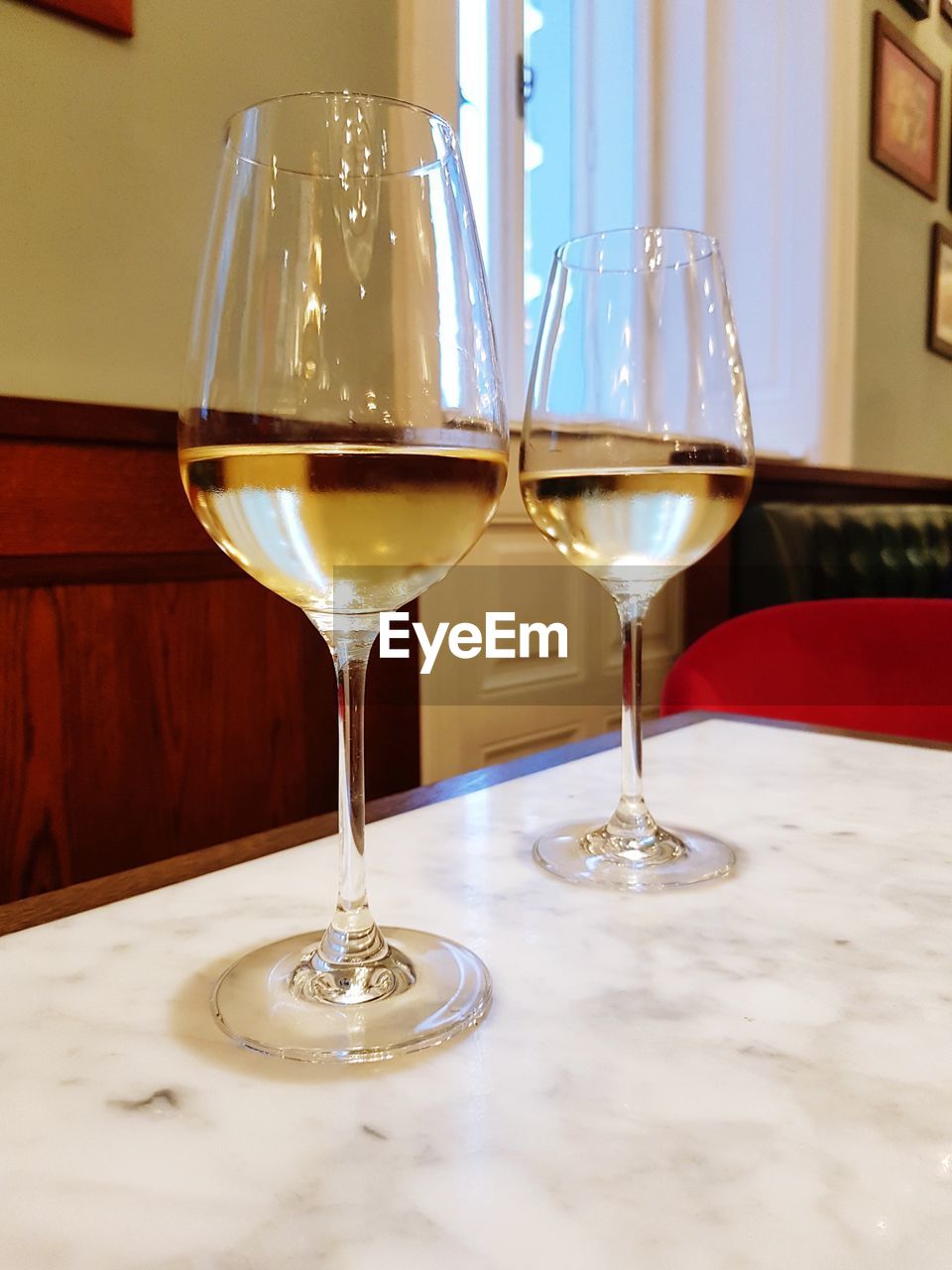 CLOSE-UP OF WINE GLASSES ON TABLE IN RESTAURANT