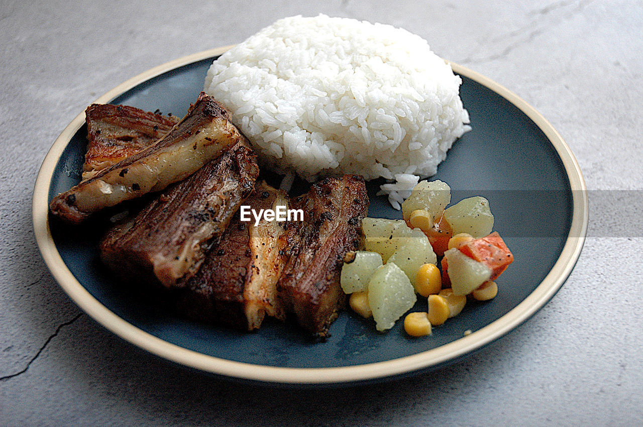 CLOSE-UP OF FOOD IN BOWL