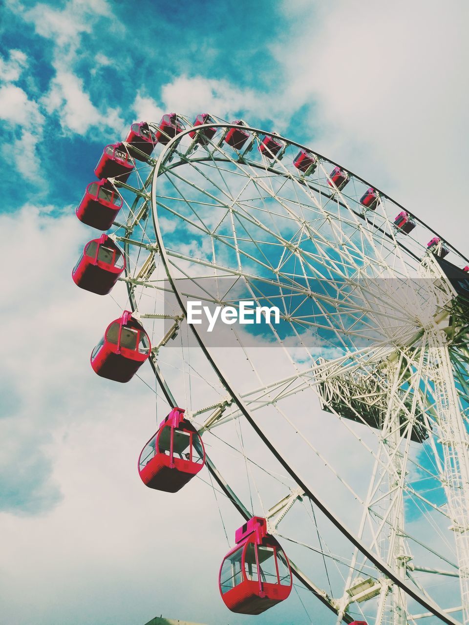 LOW ANGLE VIEW OF FERRIS WHEEL AGAINST SKY IN BACKGROUND