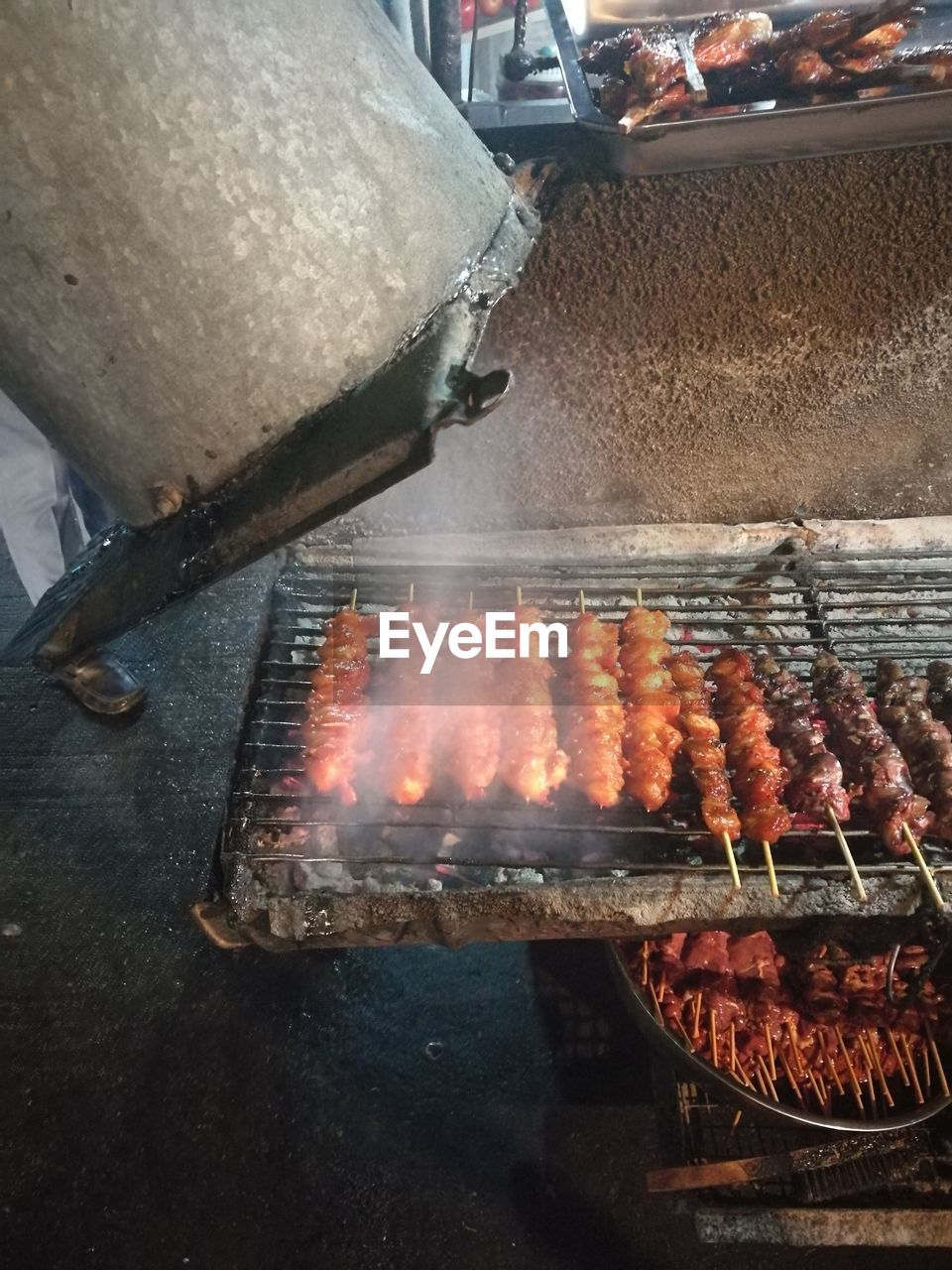 HIGH ANGLE VIEW OF BARBECUE GRILL