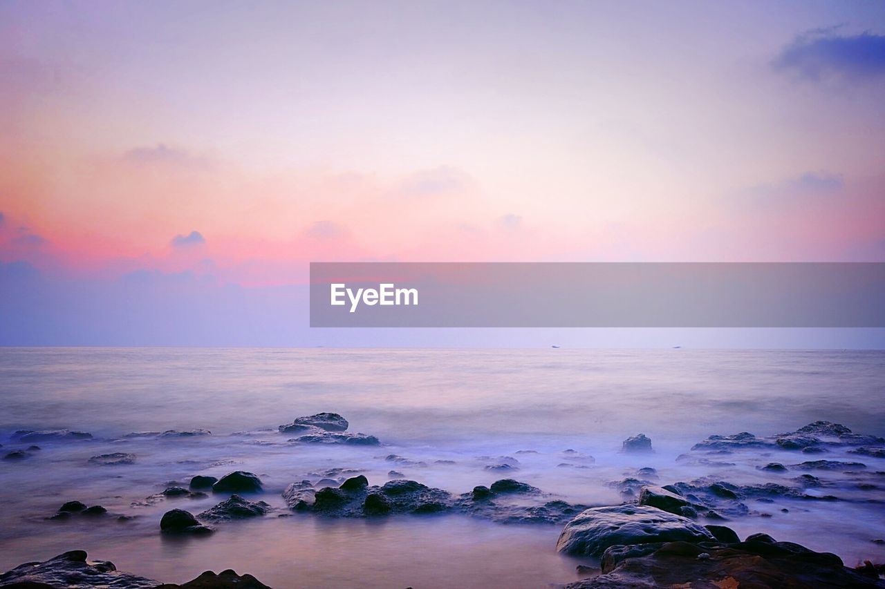 SCENIC VIEW OF SEA AGAINST SKY AT SUNSET