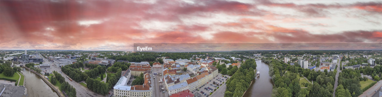 HIGH ANGLE SHOT OF TOWNSCAPE AGAINST SKY IN CITY