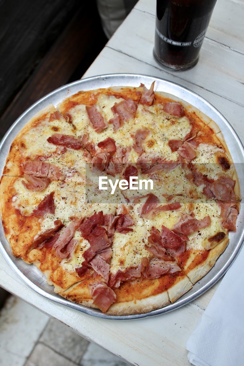 CLOSE-UP OF PIZZA ON TABLE