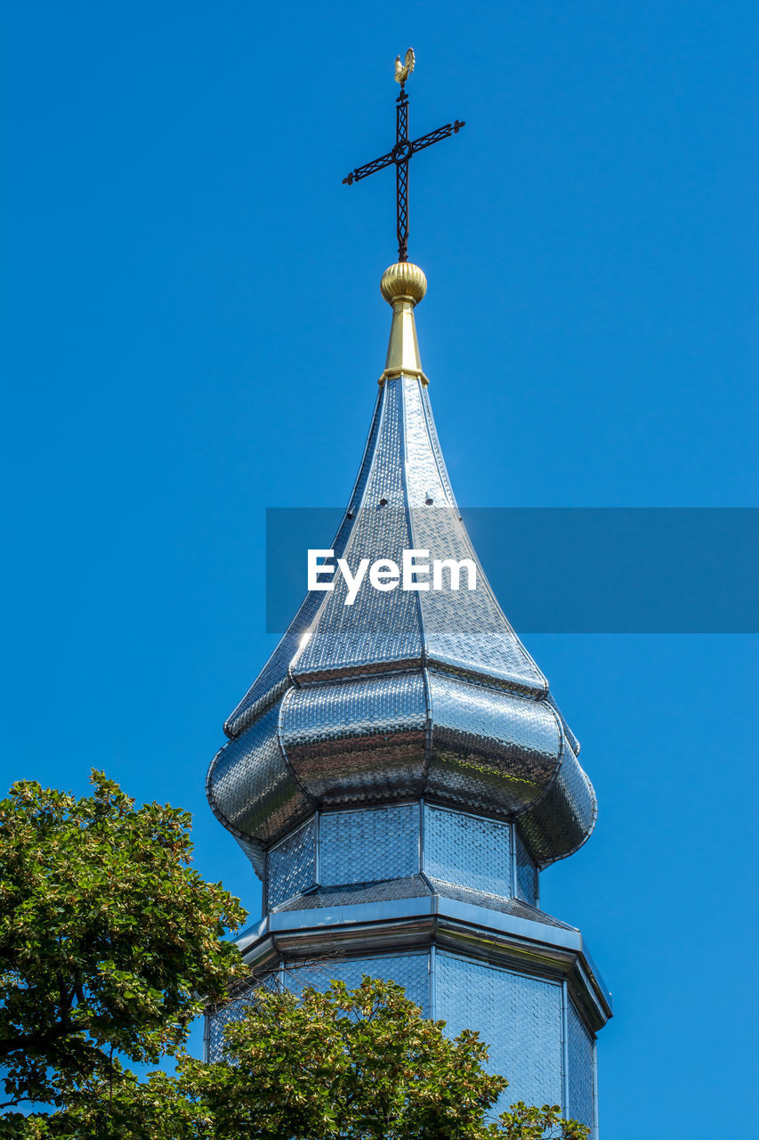 LOW ANGLE VIEW OF MOSQUE AGAINST CLEAR BLUE SKY